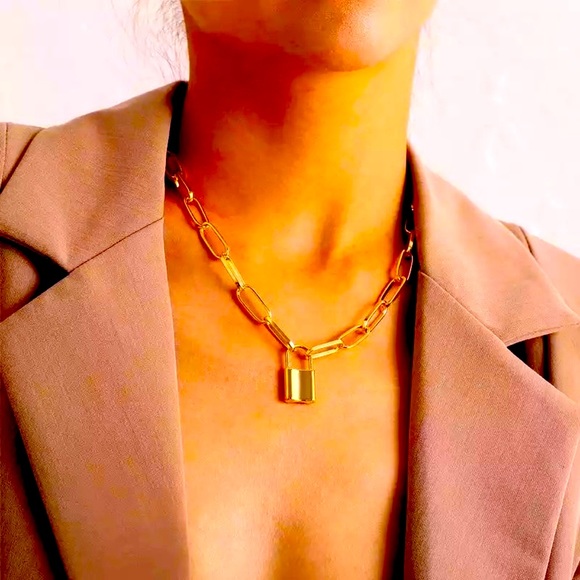 π3/$30 New Gold Padlock Link Necklace - Picture 2 of 3